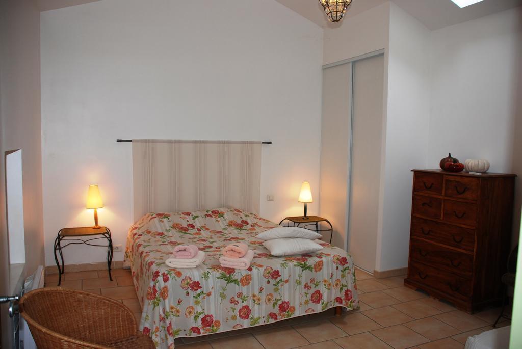 Bed and Breakfast Les Jardins Du Mas Evesque Rousson  Pokoj fotografie