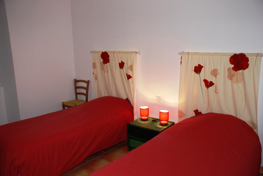 Bed and Breakfast Les Jardins Du Mas Evesque Rousson  Pokoj fotografie